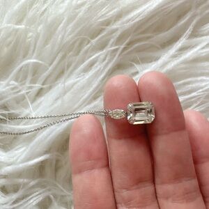 Elegant Silver Necklace with Clear Gemstone